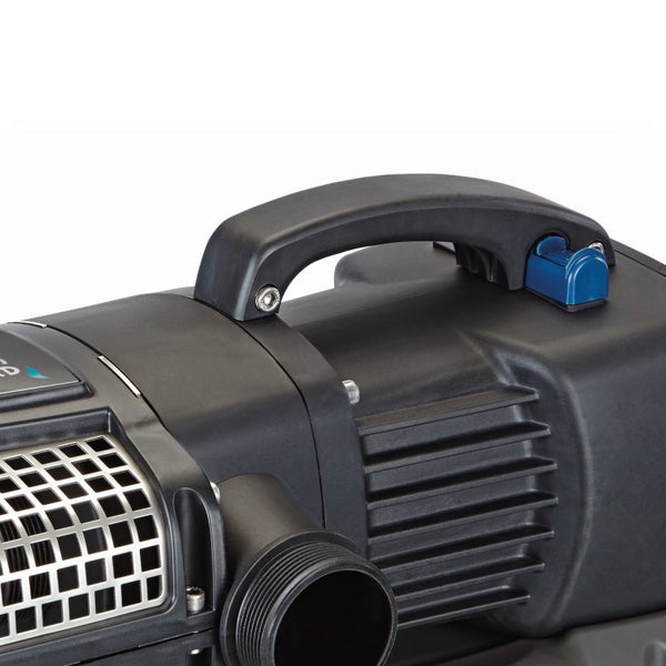 Tragegriff einer schwarzen Gartenpumpe aus Kunststoff mit blauem Schalter und Gewindeanschluss.