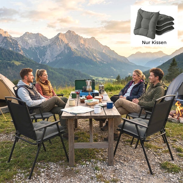Vier Personen sitzen auf Campingstühlen mit grauen Sitzkissen an einem Holztisch im Gebirge. Im Lieferumfang sind nur die Sitzkissen enthalten.