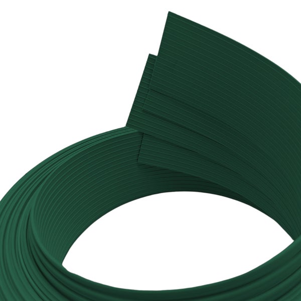 Dunkelgrüne Rasenkante aus Kunststoff im Detail