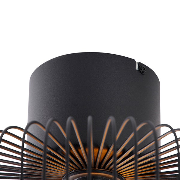 Detailansicht einer Deckenleuchte mit Metallschirm