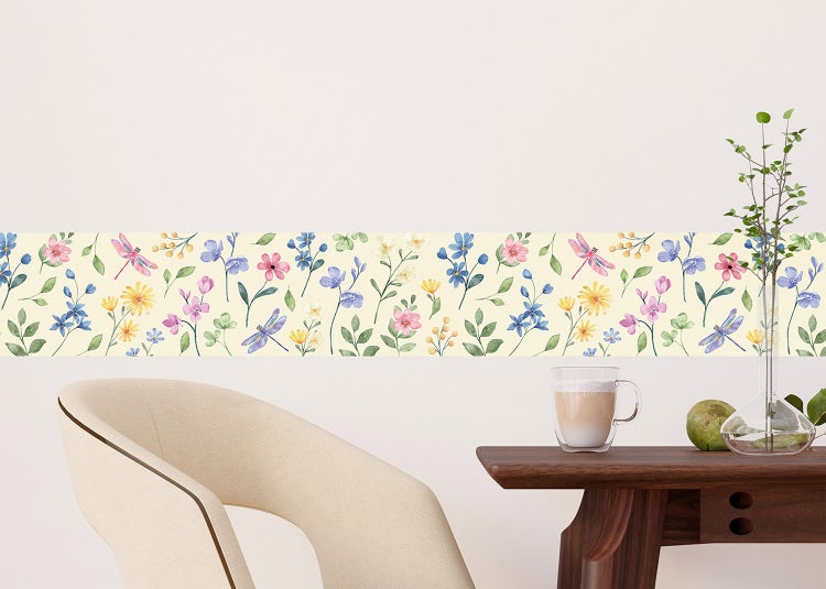 Tapetenrolle mit floralem Muster aus Blättern und Blüten sowie Symbolen für lebendige Farben, langlebige Materialien und umweltfreundliche Tinte.