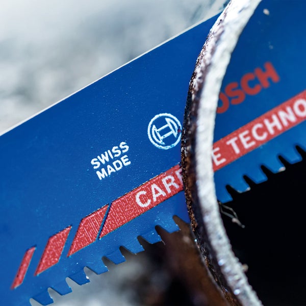 Nahaufnahme eines Bosch Säbelsägeblatts zum Schneiden von Metall