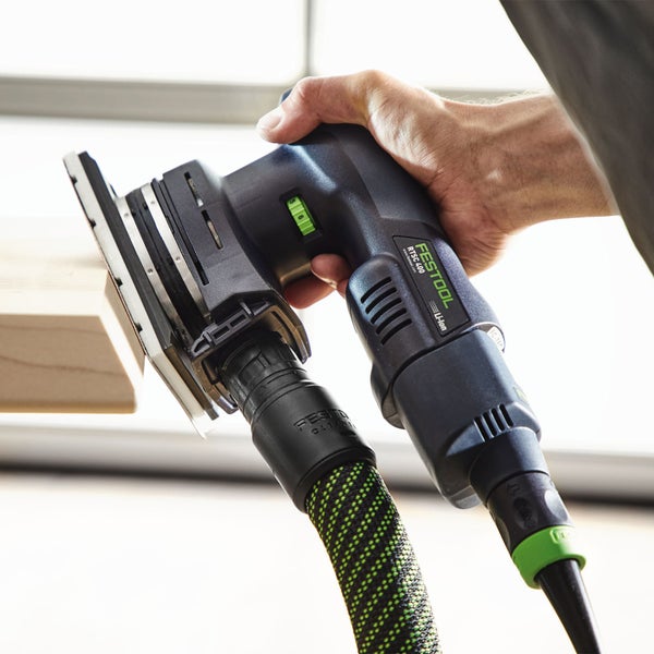 Festool RTSC 400 Akku-Exzenterschleifer in der Hand