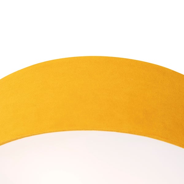 Detailansicht einer gewölbten, senfgelben Stoffoberfläche mit samtartiger Textur.