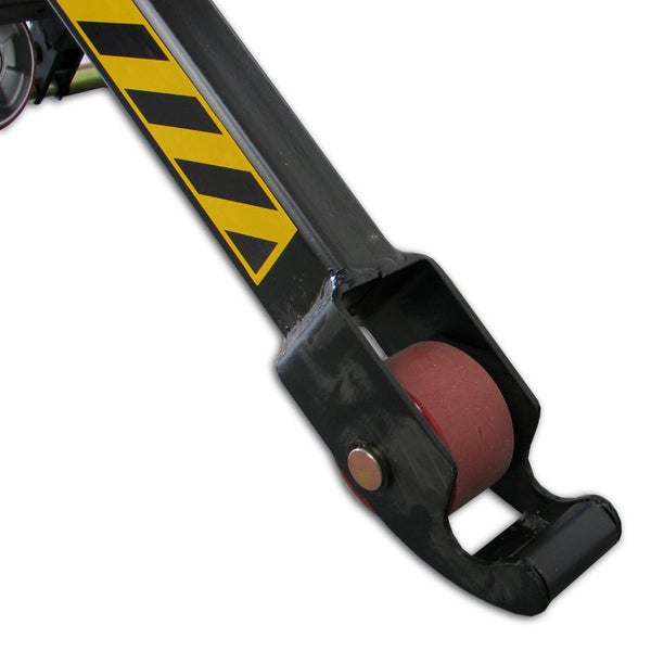 Detailansicht eines Handhubwagens mit Sicherheitsmarkierung und Rolle