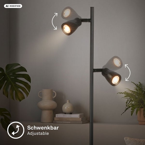 Moderne Stehleuchte mit zwei schwenkbaren Strahlern in Innenraumumgebung mit Zimmerpflanzen und Dekoration.