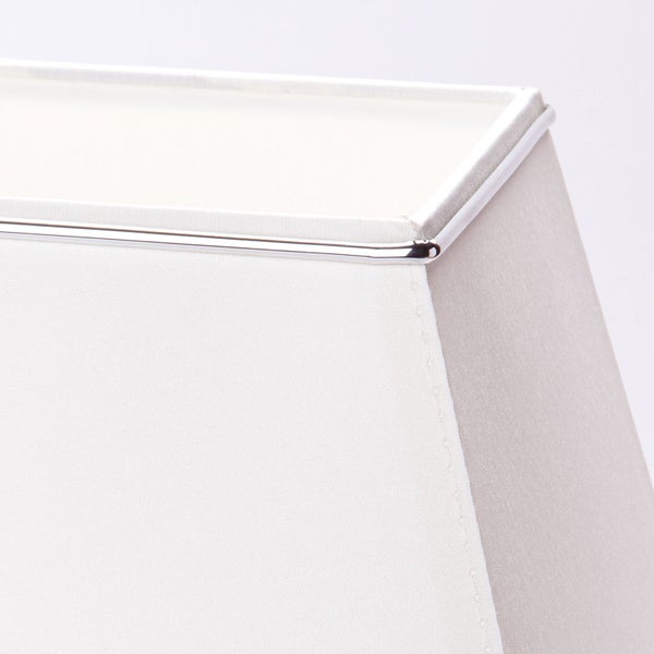 Detailansicht eines rechteckigen Lampenschirms aus Stoff mit silberfarbenem Metallrahmen.