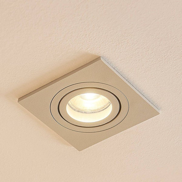 Quadratischer Einbaustrahler aus Metall an einer Decke mit warmweißem Licht.