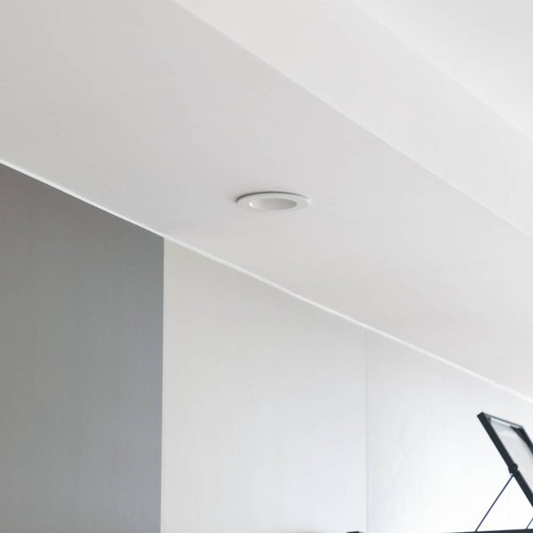 Runder LED-Einbaustrahler flächenbündig in einer weißen Decke montiert.