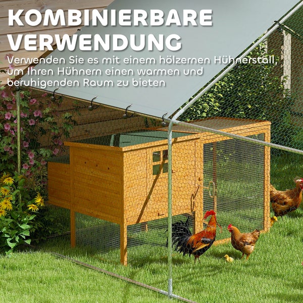 Großes Hühnergehege aus Metall mit Maschendraht, Sonnenschutzdach und einem Hühnerstall aus Holz auf einer Wiese mit Hühnern.