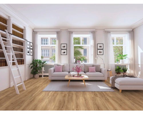 Helles Wohnzimmer mit hellbraunem Vinylboden in Holzoptik, großen Fenstern, grauem Sofa und weißem Bücherregal mit Leiter.