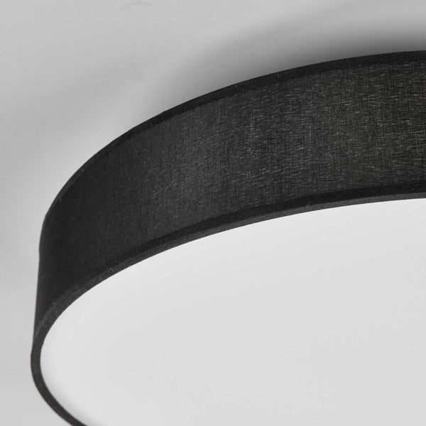 Detailansicht einer Deckenleuchte mit schwarzem Textilschirm und weißem Diffusor.