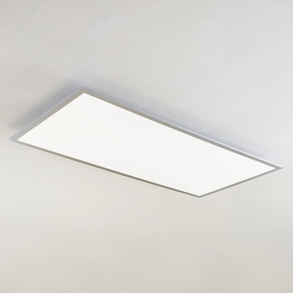 Flaches, rechteckiges LED-Panel mit silbernem Rahmen.
