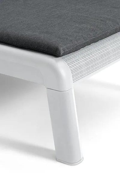 Detailansicht eines Gartenmöbelstücks mit weißem Gestell und dunkelgrauer Polsterung.