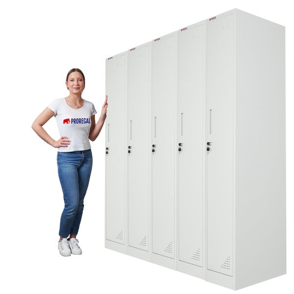 Fünf weiße ProRegal Metallspinde neben einer Person. Jedes Schließfach verfügt über ein Schloss mit Schlüssel, einen Griff und Lüftungsschlitze.