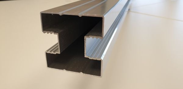 GartenLand Steckzaunpfosten Aluminium 6,8 cm x 6,8 cm x 239 cm Silber 2 Nuten für Steckzaunelemente inkl. Pfostenkappe