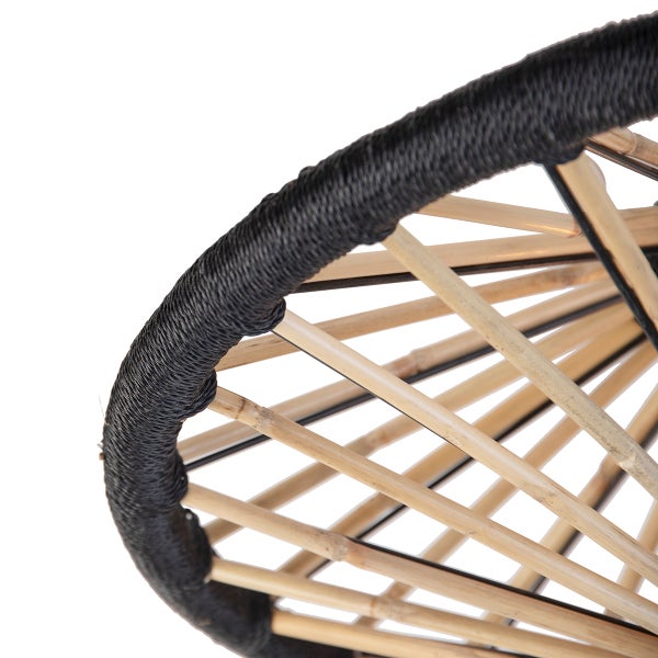 Detailansicht einer Lampe mit Bambusstreben und umwickeltem Rand