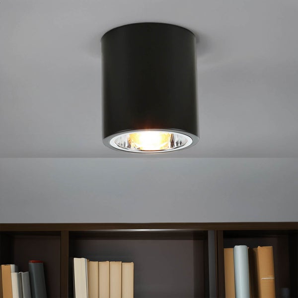 Schwarze Deckenleuchte über einem Bücherregal