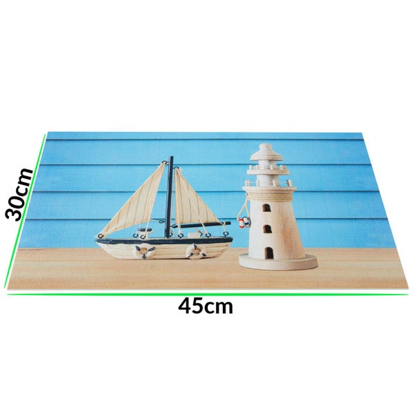 Platzset mit maritimem Motiv Segelboot und Leuchtturm, 45 mal 30 Zentimeter.