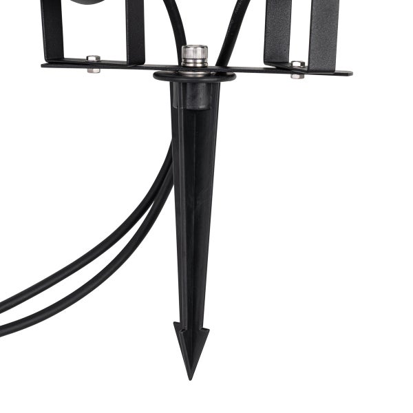 Schwarzer Erdspieß aus Kunststoff mit Metallhalterung für Gartenleuchten.