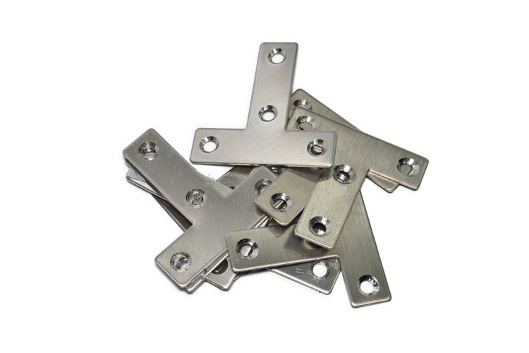 Mehrere Winkelverbinder aus Metall mit Befestigungslöchern