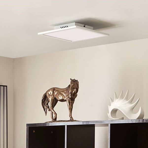 Quadratisches LED-Panel an der Decke montiert, flaches Design, in einem hellen Wohnraum mit Dekoration.