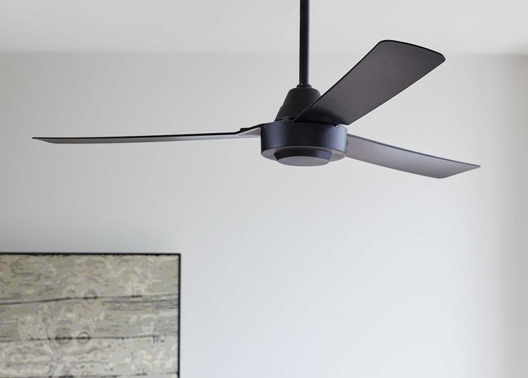 Moderner Deckenventilator mit drei Flügeln in schlichtem Design für eine effiziente Luftzirkulation im Innenbereich
