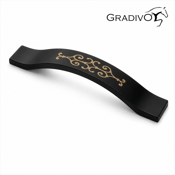 Geschwungener Möbelgriff in Schwarz mit goldfarbenem Ornament und Gradivo Logo.