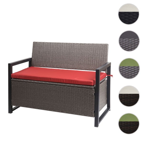 Graue Gartenbank mit Sitztruhe aus Polyrattan, Zweisitzer inklusive rotem Sitzkissen und schwarzem Metallrahmen.
