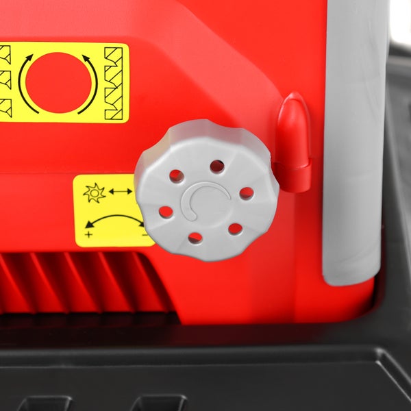 Detailansicht eines Gartenhäckslers mit Einstellknopf und Sicherheitsaufklebern