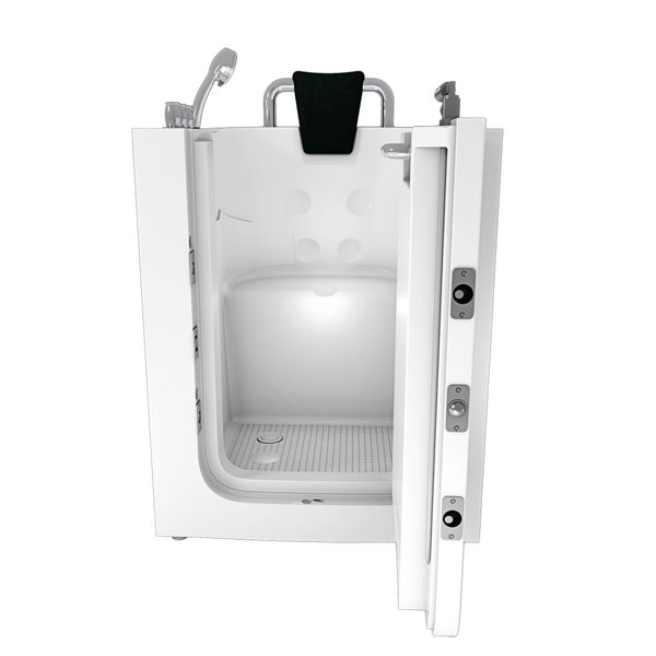 Geöffnete, ebenerdige Badewanne mit Duschkopf und Rückenlehne