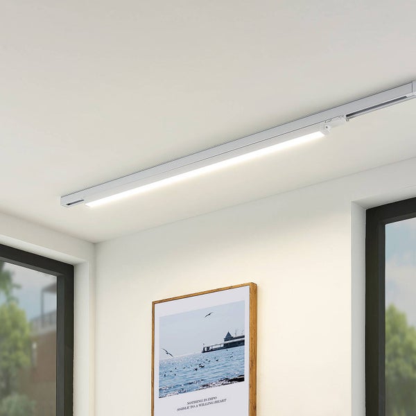 Lineare LED-Schienenleuchte für Schienensysteme an einer weißen Zimmerdecke in einem hellen Raum.