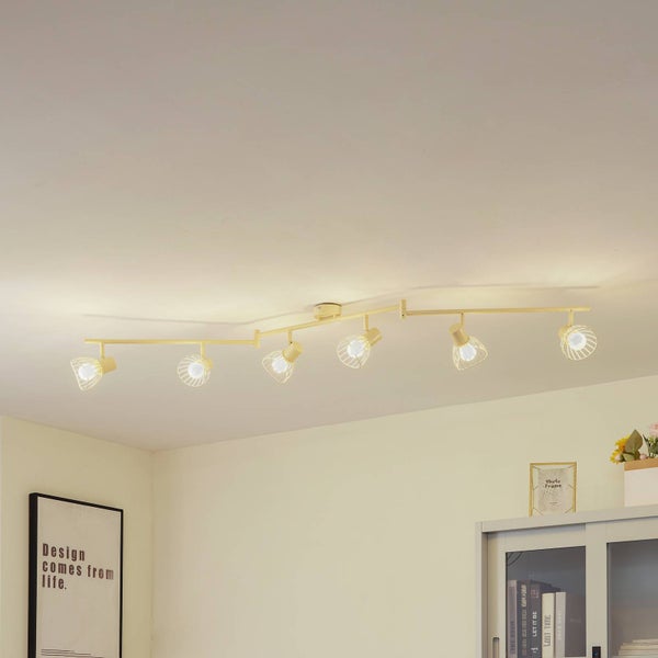 Deckenleuchte mit sechs Strahlern im Wohnzimmer