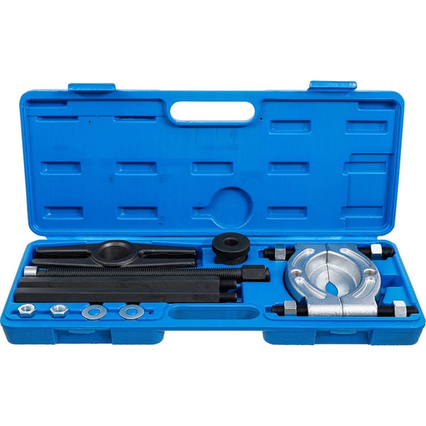 Geöffneter blauer Werkzeugkoffer mit verschiedenen Werkzeugen für die Autoreparatur