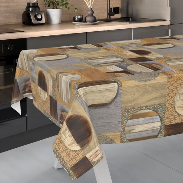 Tischdecke mit Patchwork-Muster aus Holzoptik und geometrischen Formen in einer modernen Küche mit Holzarbeitsplatte, Spüle und Küchengeräten.