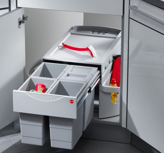 Ausziehbarer Mülleimer mit mehreren Behältern im Küchenschrank
