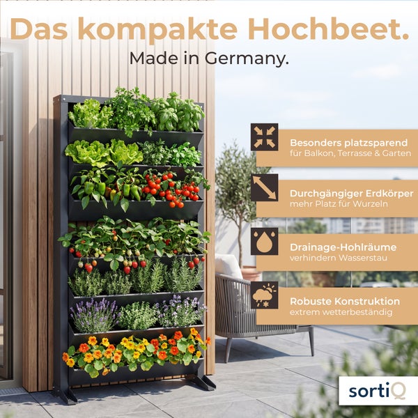 Vertikales Hochbeet aus Metall auf einem Balkon bepflanzt mit Kräutern, Erdbeeren und Blumen, mit Infografik zu Produkteigenschaften.