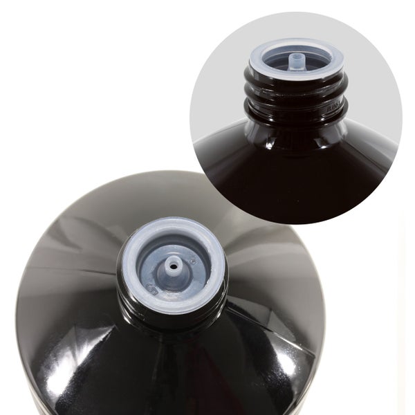 Detailansicht einer schwarzen Flasche mit Einfüllstutzen