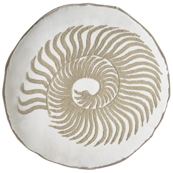 Rundes Zierkissen mit großflächiger Bestickung in Form eines Nautilus-Gehäuses und umlaufender Paspelierung.