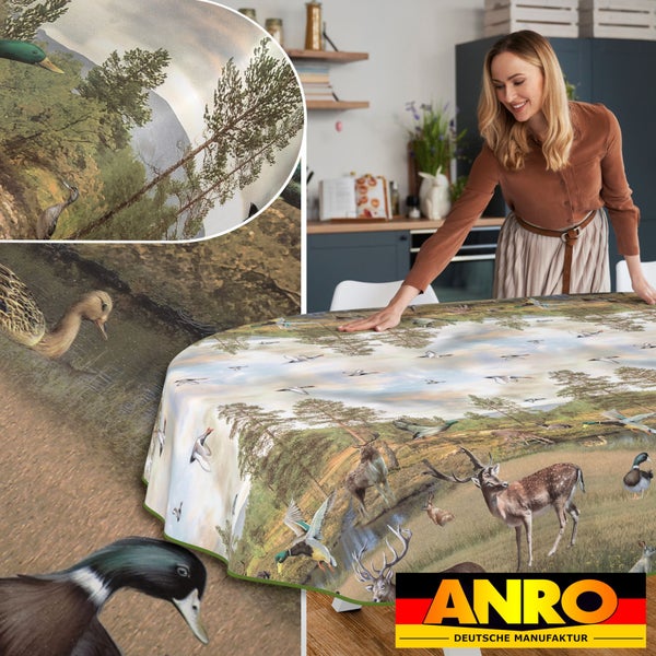 Frau drapiert Tischdecke mit Tiermotiv auf Tisch