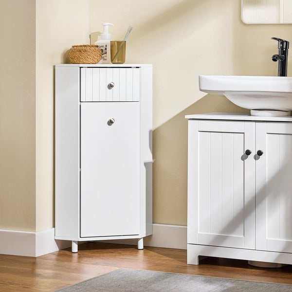 Badezimmer-Szene mit einem weißen Eckunterschrank und einem Waschbeckenunterschrank