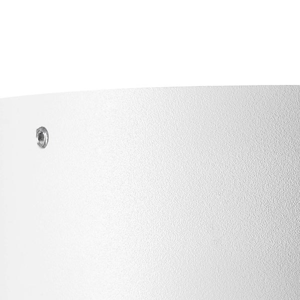 Detailaufnahme einer fein strukturierten Oberfläche mit einer Metallöse.