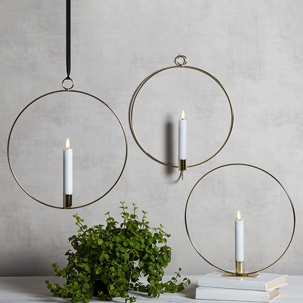 Dekorative Kreise mit Kerzen und Pflanze für eine stimmungsvolle Beleuchtung