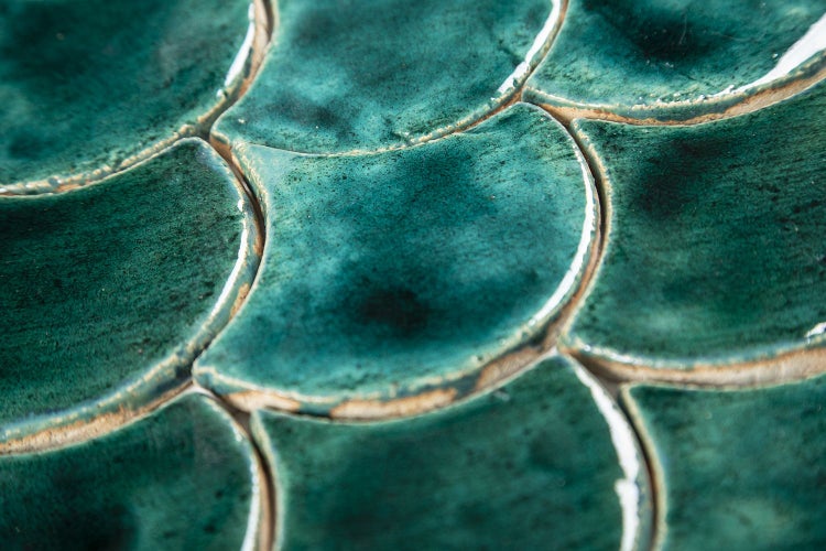 Nahaufnahme von grünen Keramikfliesen in Schuppenform