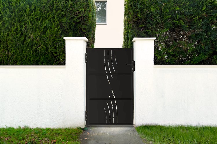 Gartenzaun mit Metalltür und Pflanzen