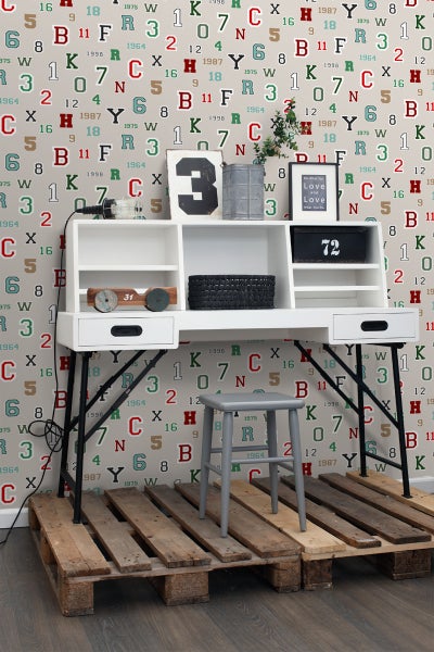 Schreibtisch mit Aufsatz, Stuhl und Dekoration auf einer Palette