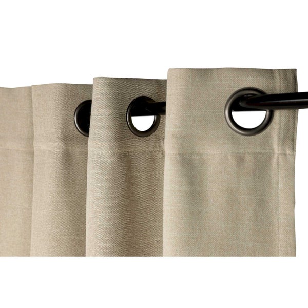 Gardine mit Ösenaufhängung an Gardinenstange