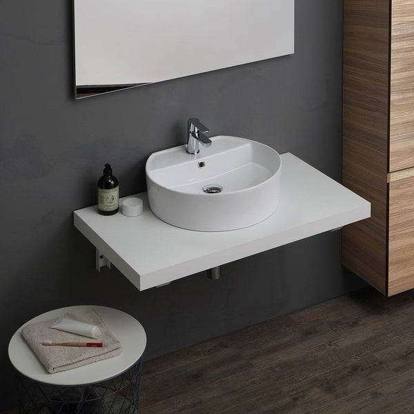 Modernes Badezimmer mit Aufsatzwaschbecken, Waschtischplatte, Armatur und Spiegel