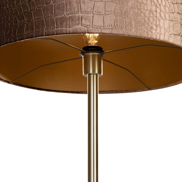 Detailansicht einer Stehlampe mit Textilschirm im Kroko-Design und goldenem Gestell.