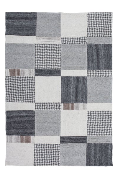 Gewebter Patchworkteppich in rechteckiger Form mit geometrischem Muster aus verschiedenen Texturen.